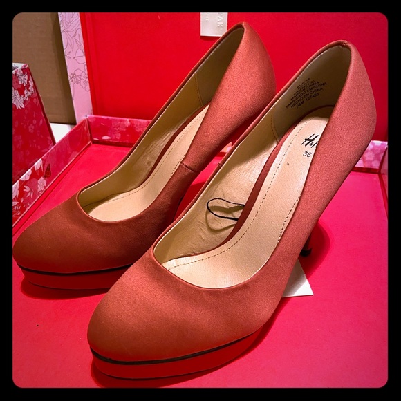 H&M Heels - Picture 1 of 4